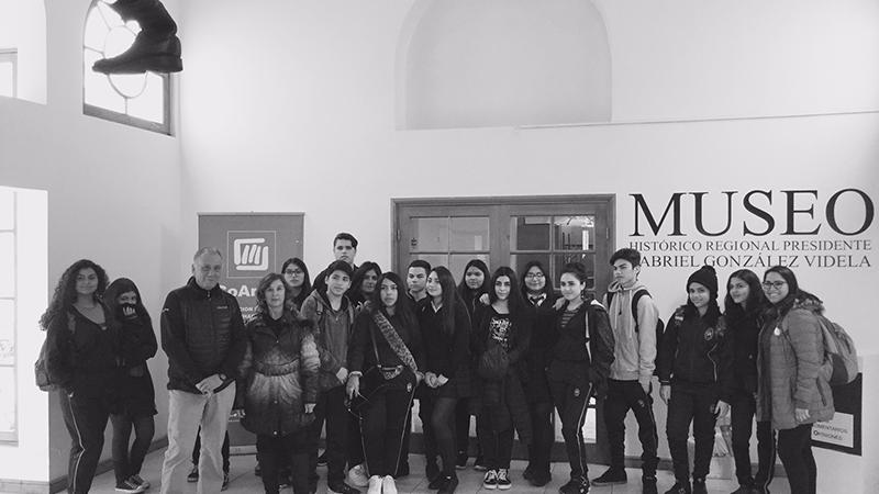 Rodrigo Iribarren y Jacqueline Roumeau junto a estudiantes del Liceo Gabriela Mistral de La Serena Exposición "Archivo Abierto Coartre" en el Museo Histórico Gabriel González Videla La Serena, junio 2019.