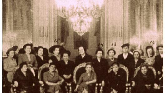 Fotografía oficial el día de Promulgación del Voto Político a las mujeres en Chile. Teatro Municipal, Santiago 8 de enero de 1949.