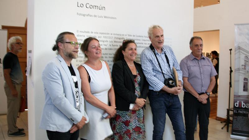 Autoridades asistentes a la inauguración exposición fotográfica "Lo Común" de Luis Weinstein.