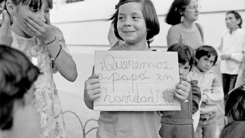Calle Erasmo Escala con Cienfuegos, 1980. Fotografía de Inés Paulino, perteneciente al Archivo Fotográfico de la Biblioteca Nacional de Chile.