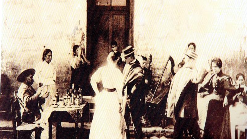 Bailando cueca en Casona serenense. Año 1920