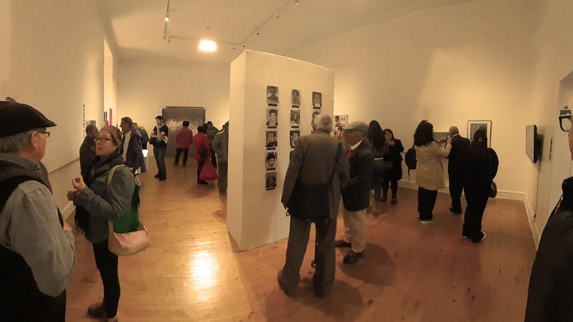 Vista panorámica de la exposición “Allende, Golpe de Estado, Resiliencia y Memoria”