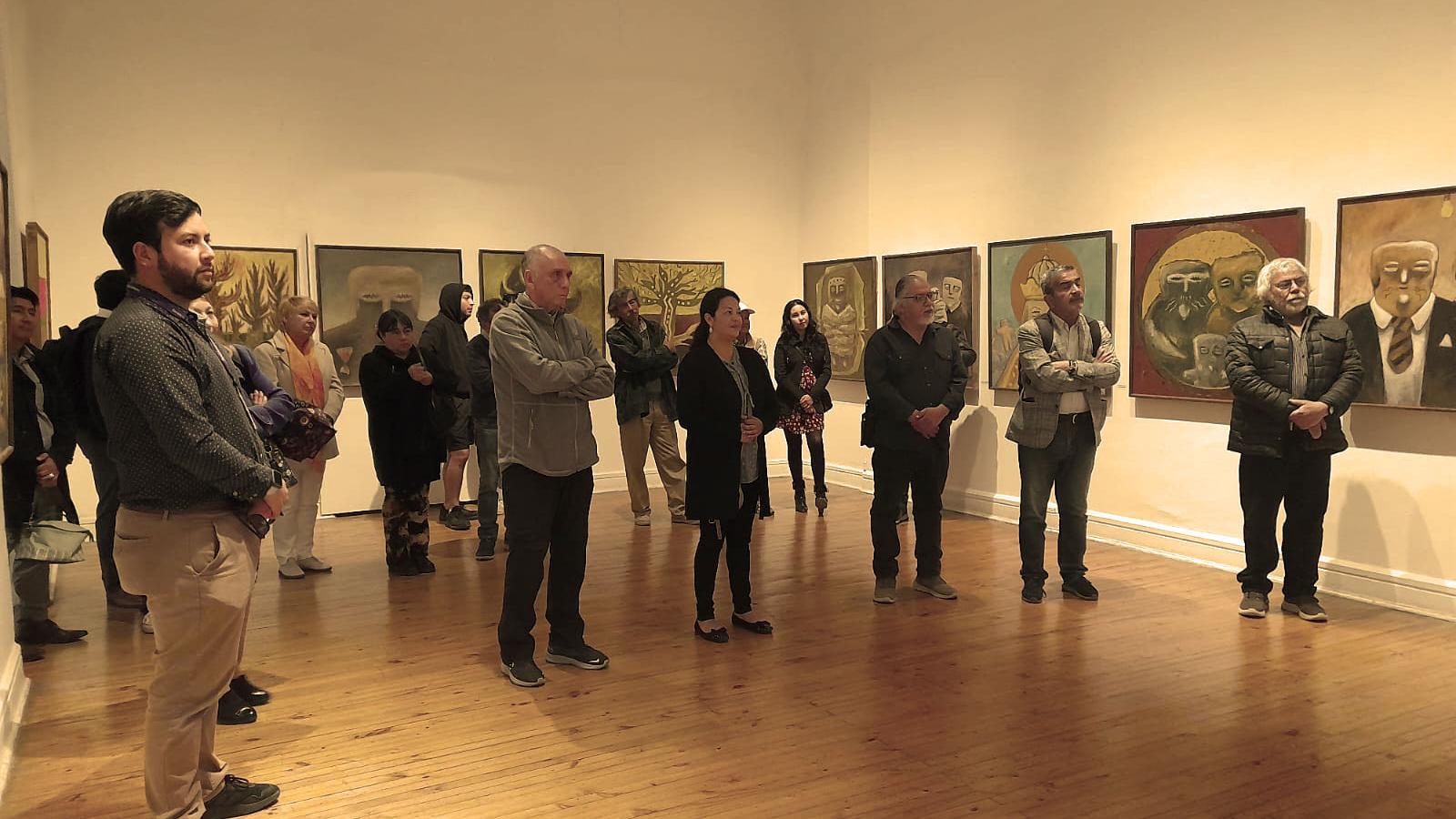 Público asistente a la exposición del artista Eduardo Vilo.