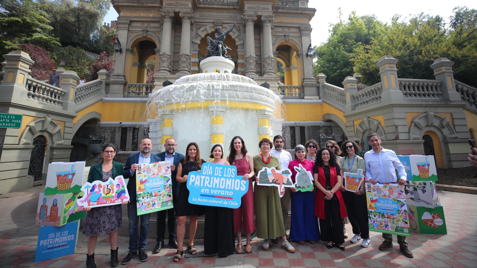 Autoridades de cultura y de organizaciones y espacios patrimoniales en el lanzamiento en el cerro Santa Lucía