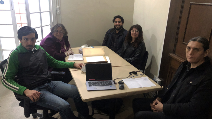 Pasantes y equipo profesional del Archivo Regional de Coquimbo revisando documentos. 
