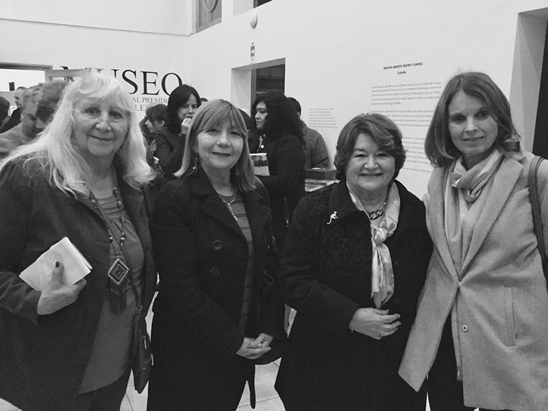 María Angélica Ladrón de Guevara; Susana Rigollet; Adriana Peñafiel junto a la escritora Ana Campos