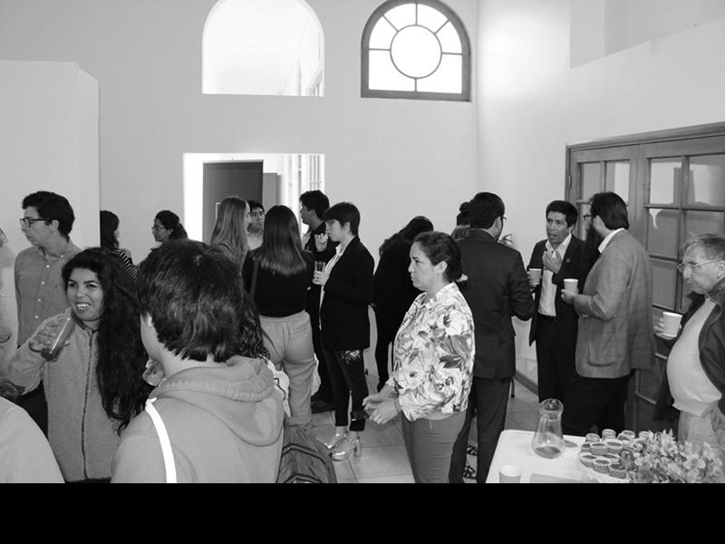 Asistentes comparten un café en la inauguración de la exposición del Plan Serena