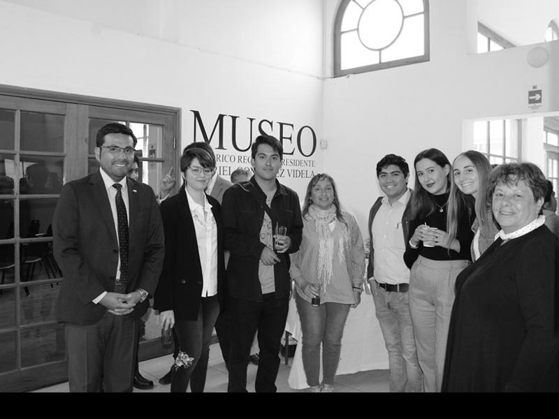 Arquitectos y estudiantes en la inauguración de la exposición del Plan Serena