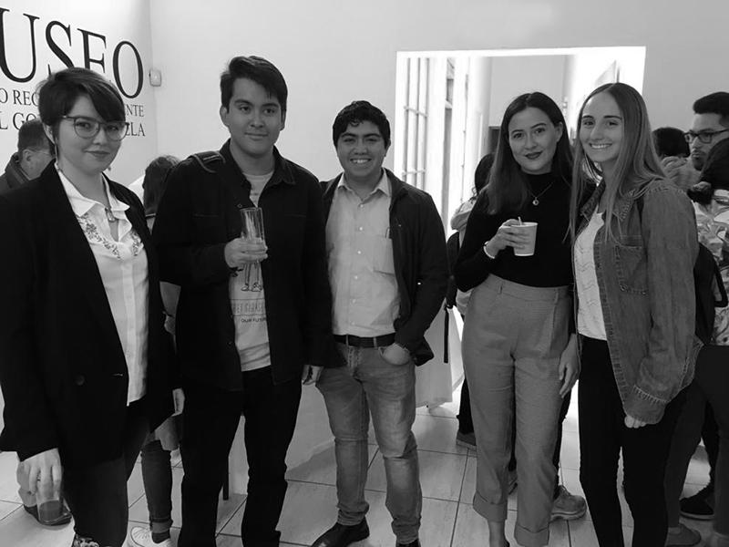 Estudiantes en la inauguración de la exposición del Plan Serena