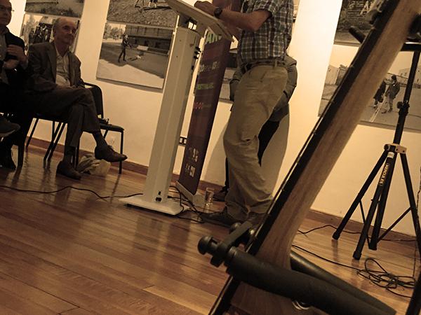 Rodrigo Iribarren saludando a asistentes en encuentro literario en La Serena.