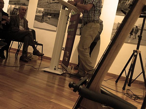 Rodrigo Iribarren saludando a asistentes en encuentro literario en La Serena.