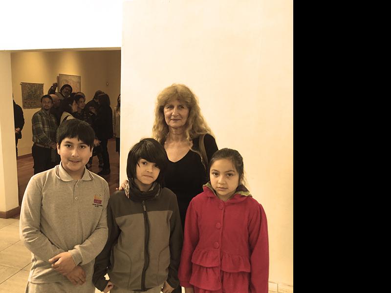 Artista Drina Sfeir y un grupo de niños en la inauguración del "Salón de Julio"