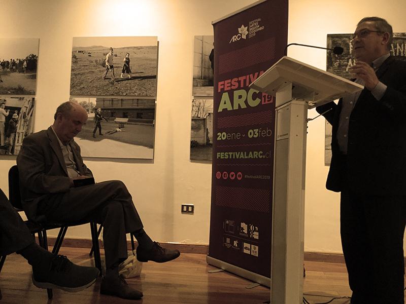 Luis Aguilera saludando a asistentes al encuentro literario en La Serena.