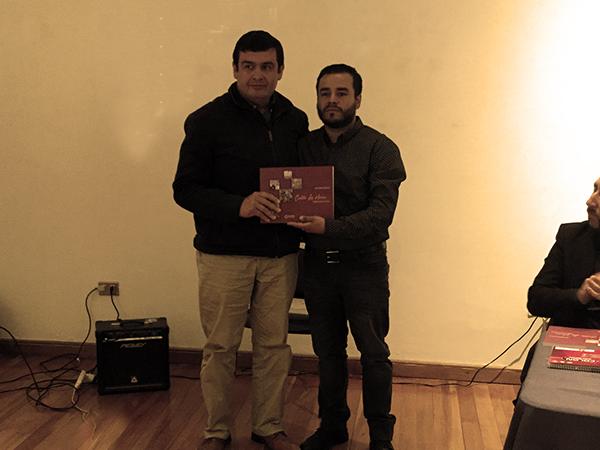 Yerko Galleguillos, alcalde de La Higuera recibe libro de José Aguilera.