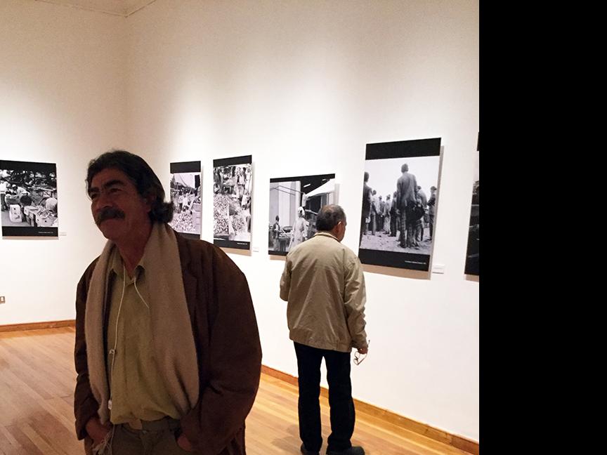 Público visitando la exposición “La Tierra Para el Que la Trabaja, fotografías de Armindo Cardoso”.