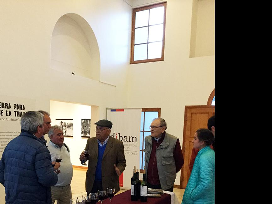 Cóctel inaugural de la exposición “La Tierra Para el Que la Trabaja, fotografías de Armindo Cardoso”.