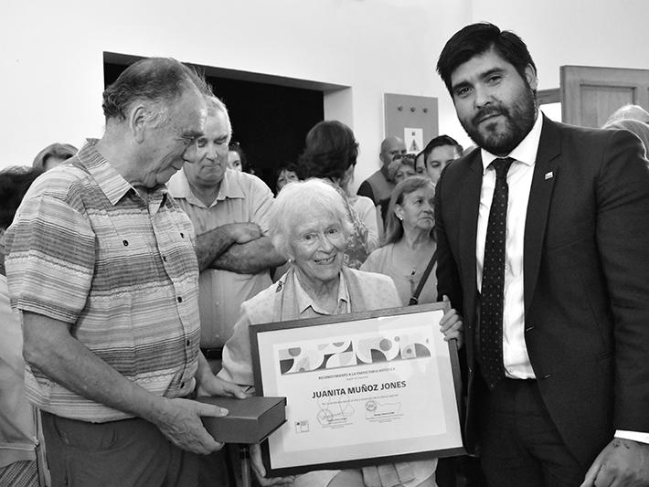 Juanita Muñoz recibe &amp;quot;Reconocimiento a la Trayectoria Artística Regional&amp;quot; de manos de las autoridades.