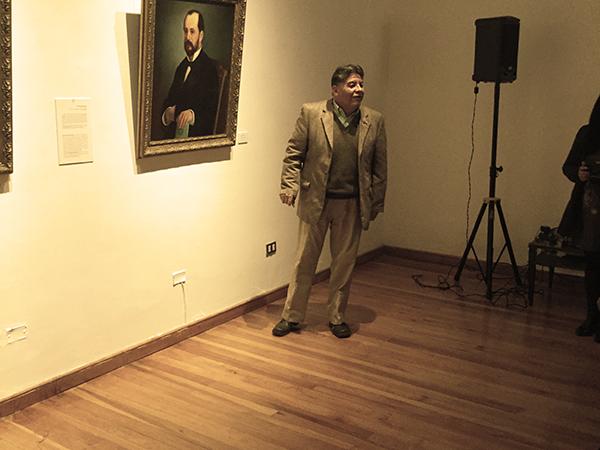 Arturo Volantines junto al retrato de Pedro Pablo Muñoz.