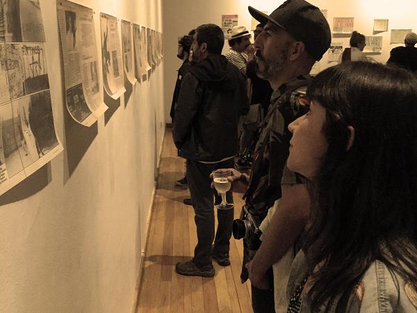 Mirando la exposición &amp;quot;Me Ataranta lo que Veo. Imágenes de los Ochenta&amp;quot;, en La Serena.