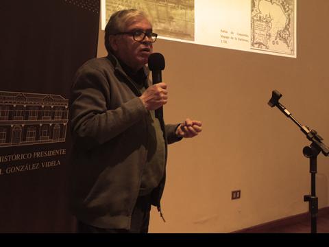 Gastón Castillo conferenciando en encuentro de historia.