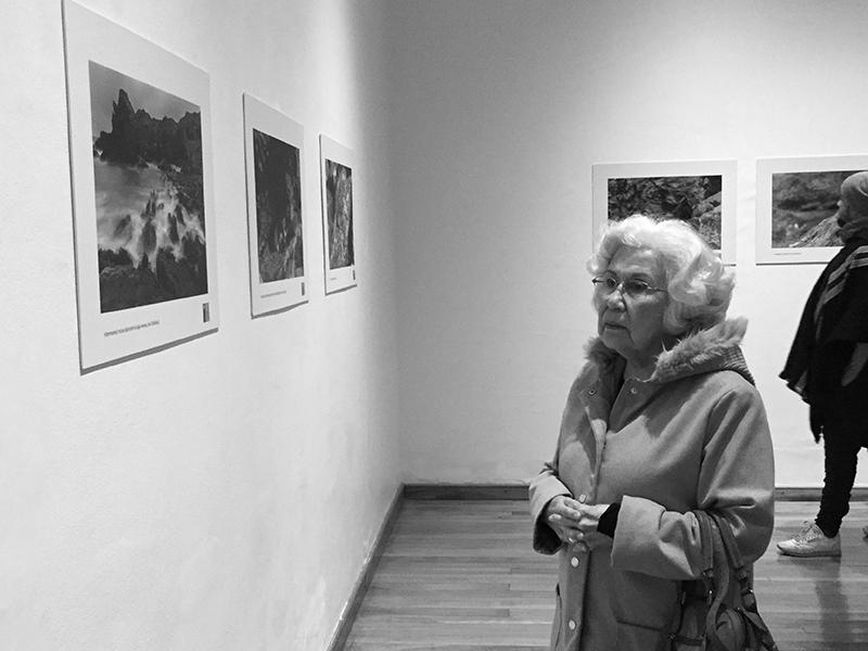 Susana Pacheco, escritora, apreciando las fotografías de &amp;quot;Habitantes Insulares&amp;quot;