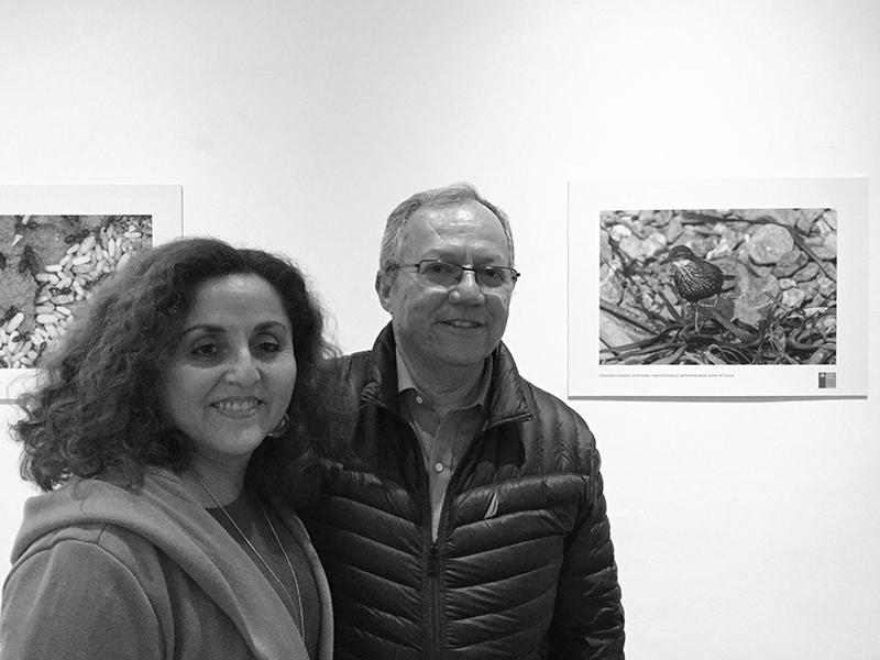 Yasna Vilches junto a Hernán Guerra en la exposición &amp;quot;Habitantes Insulares&amp;quot;