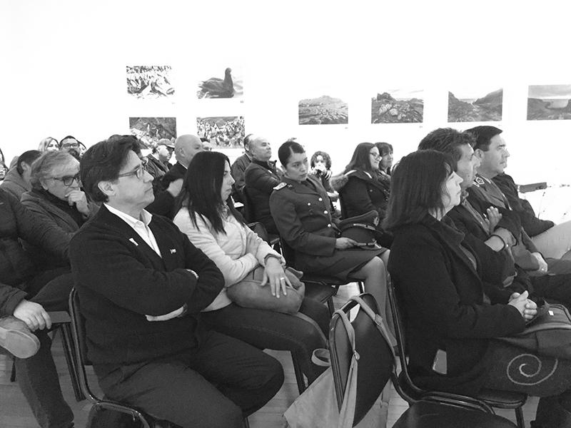 Audiencia en la presentación de los libros de Eduardo Guzmán