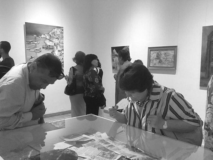 Visitantes de la exposición &amp;quot;Retrospectiva Óleos&amp;quot;.