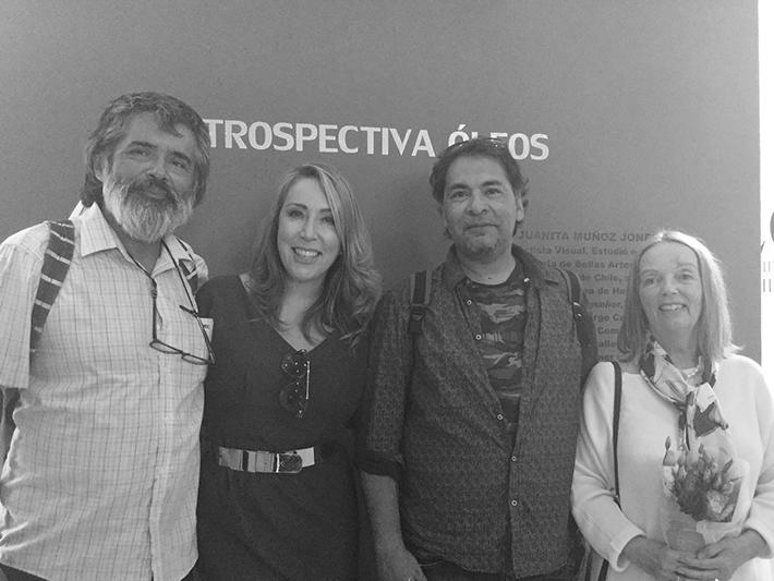 Artista Elsa Gelten junto a amigos en su exposición &amp;quot;Retrospectiva Óleos&amp;quot;