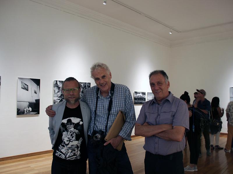 Fotógrafos con director del museo