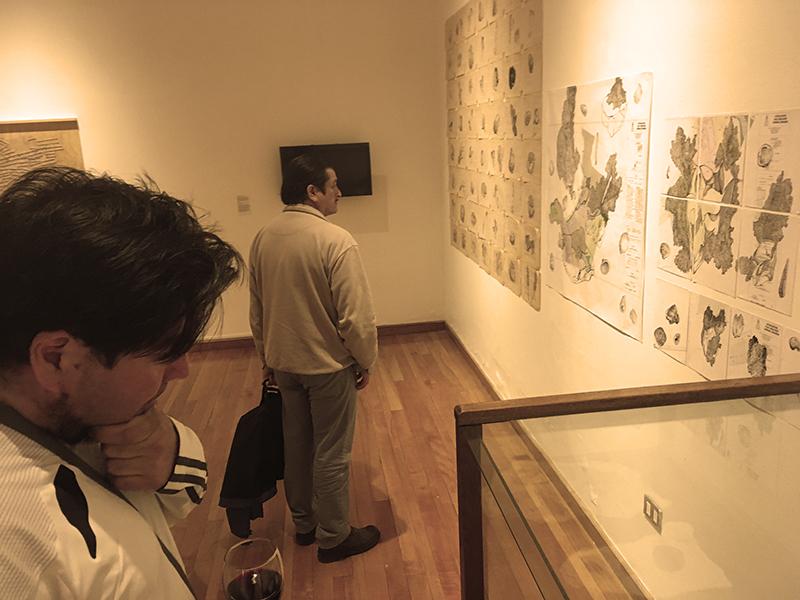 Visitantes apreciando las obras de la exposición Coordenadas de Independencia