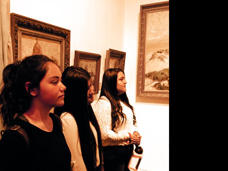Jóvenes asistentes en la exposición “La Reforma Inacabada”