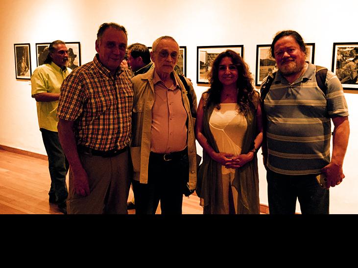 Marcelo Montealegre junto a amigos en la inauguración &amp;quot;La Reforma Inacabada&amp;quot;