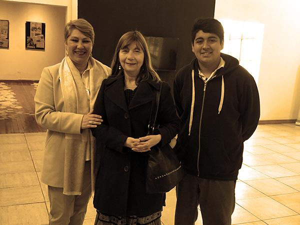 Tatiana Martin junto a Susana Rigolet y alumno del Liceo Gabriela Mistral