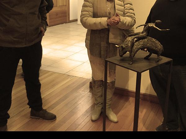 Tatiana Martin mostrando sus obras en el Museo Histórico Gabriel González Videla