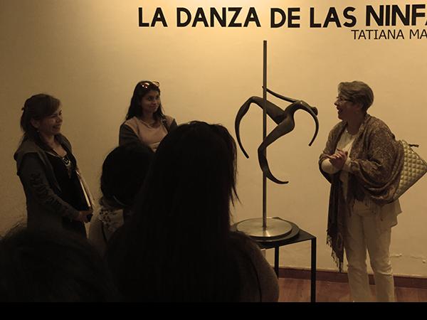 Tatiana Martin muestra sus obras a un grupo de visitantes