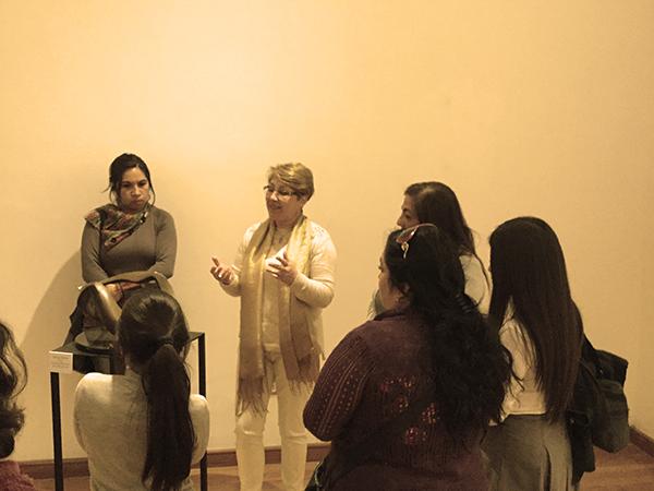 Un grupo de mujeres escuchando a la escultora Tatiana Martin