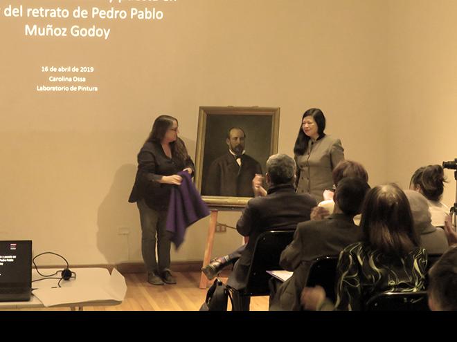 Carolina Ossa y Alicia Moncada a descubriendo la pintura de Pedro Pablo Muñoz.