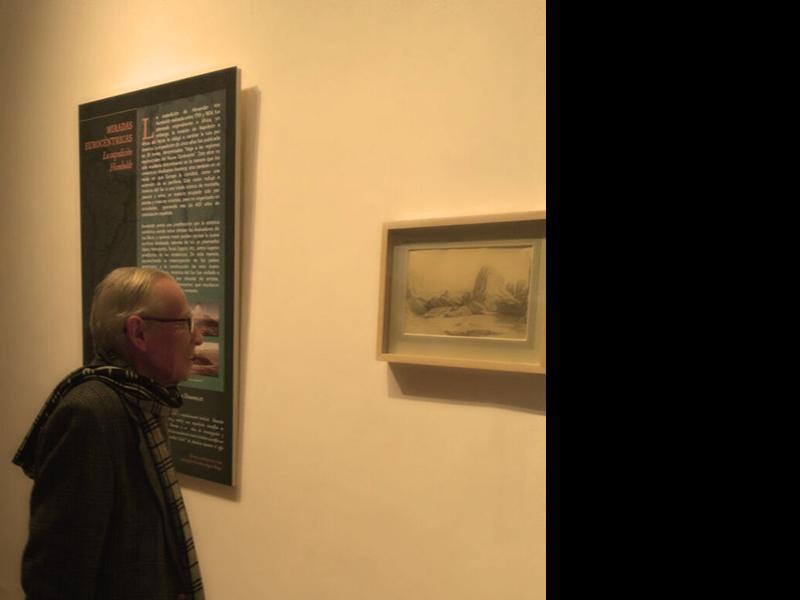 Guillermo Rivera admirando una obra de Borget.