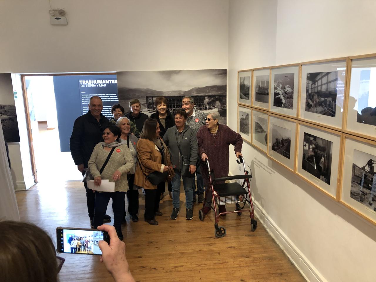 Grupo de "tofinos" apreciando la exposición El Tofo exposición El Tofo en el Día de los Patrimonios 2023