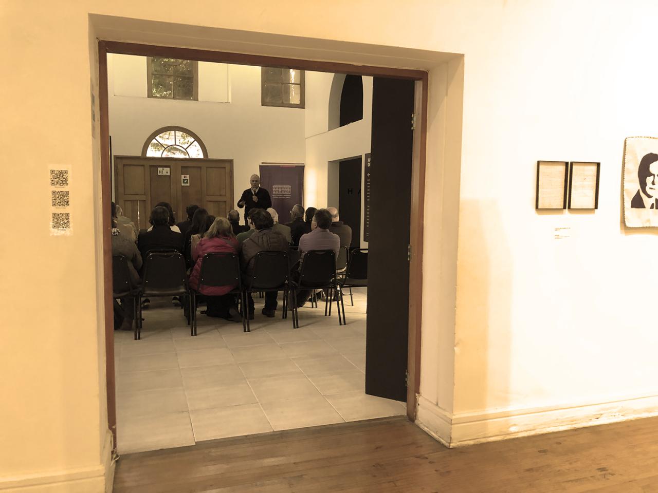 Jorge Magasich Airola presentando su libro en La Serena