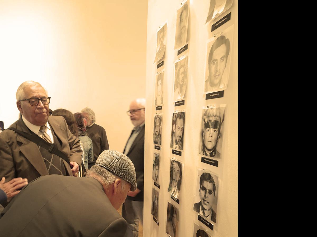 Asistentes en la inauguración de la exposición