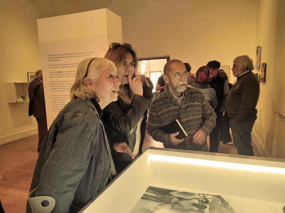 Asistentes en la inauguración de la exposición