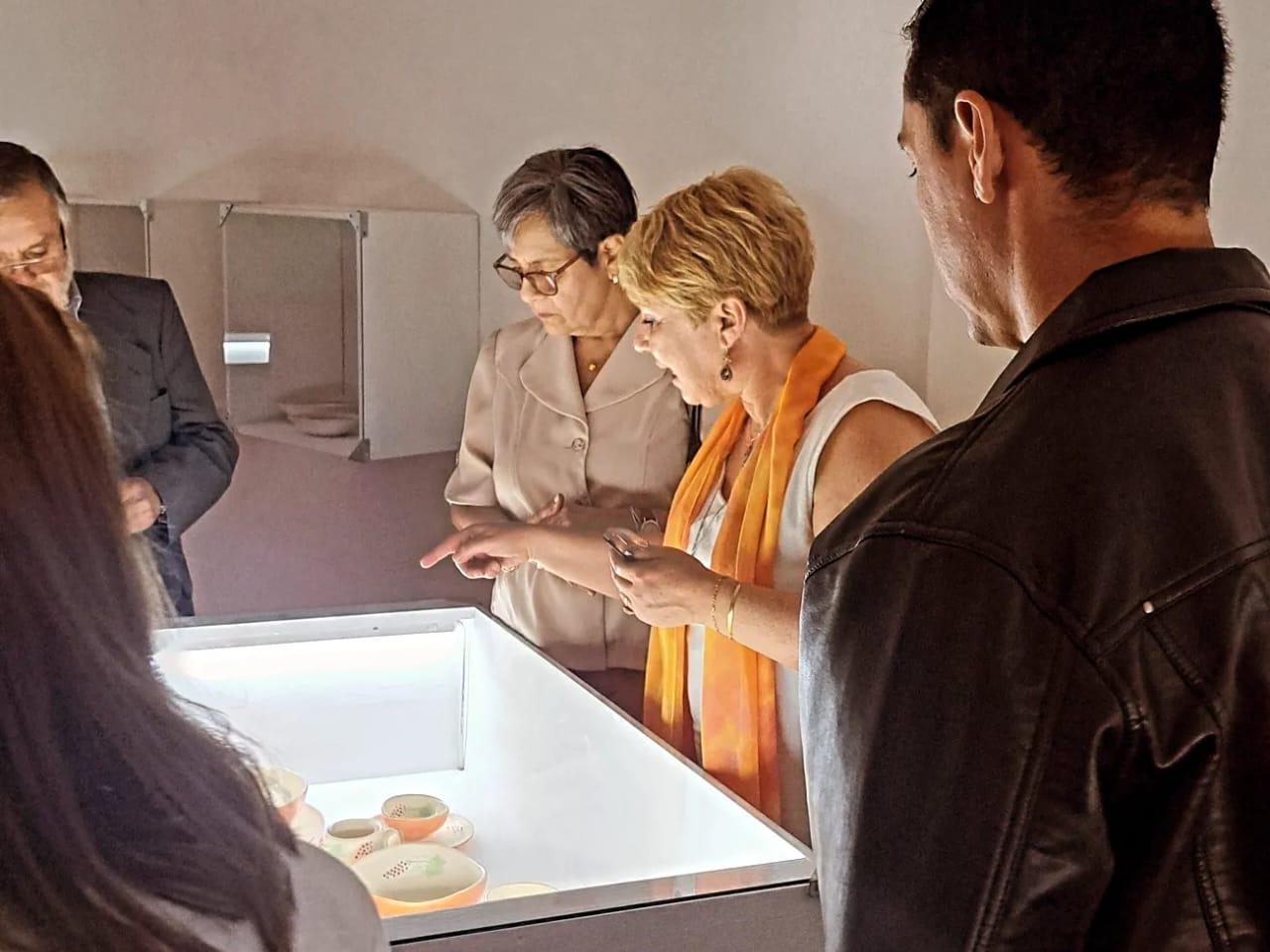 Asistentes apreciando piezas cerámicas en el Museo Histórico Gabriel González Videla