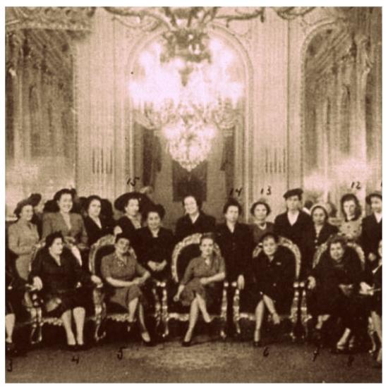Fotografía oficial el día de Promulgación del Voto Político a las mujeres en Chile. Teatro Municipal, Santiago 8 de enero de 1949.