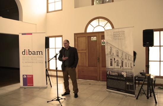 Artista Yamit Carrillo inaugurando su exposición "Simbiosis Urbanas" en el Museo Histórico Gabriel González Videla.