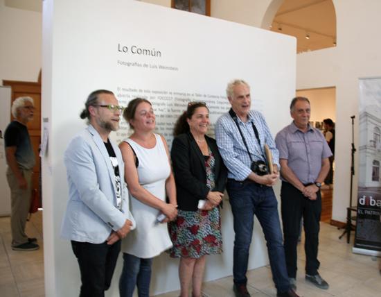 Autoridades asistentes a la inauguración exposición fotográfica "Lo Común" de Luis Weinstein.