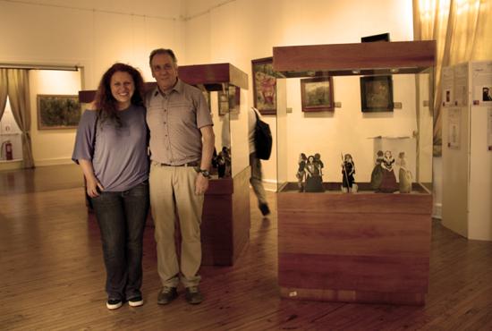 Susan Christen Grandjean artesana y Rodrigo Iribarren director Museo Histórico González Videla, dan por abierta la exposición "Rayen Artdolls, personajes del imaginario y tradición chilena: mujeres del Pueblo, Historia y Mitos de Chile".