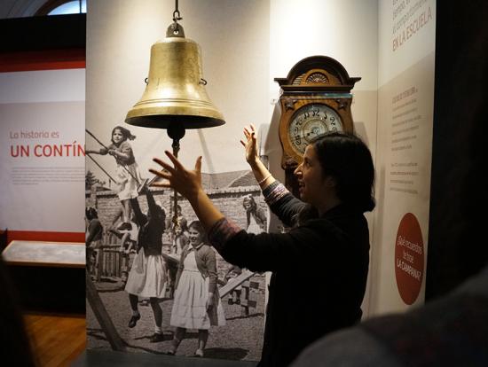 Fernanda Venegas Adriazola, experta en mediación educativa en museos, dictando una clase magistral.