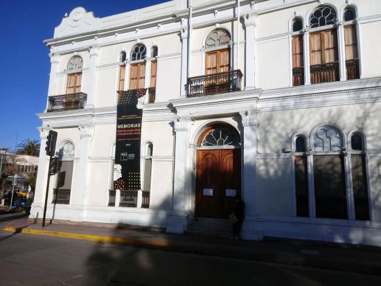 Pendón de la exposición Memorias sobre la fachada del Museo.